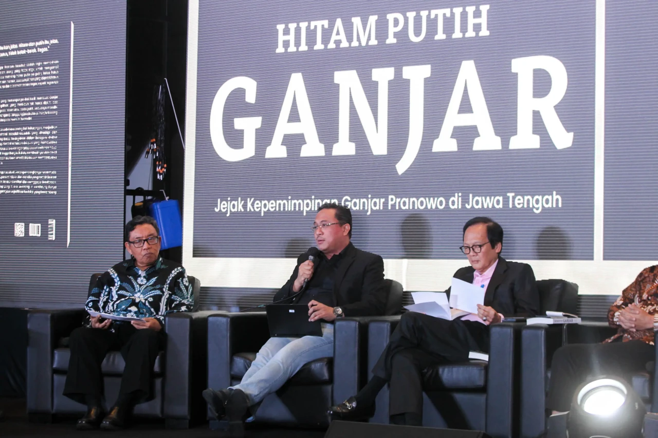 Bedah Buku Hitam Putih...