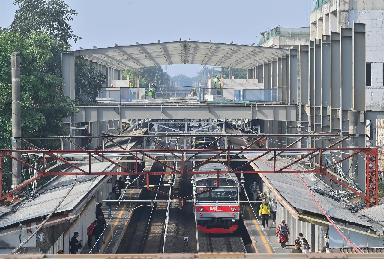 Revitalisasi Stasiun...