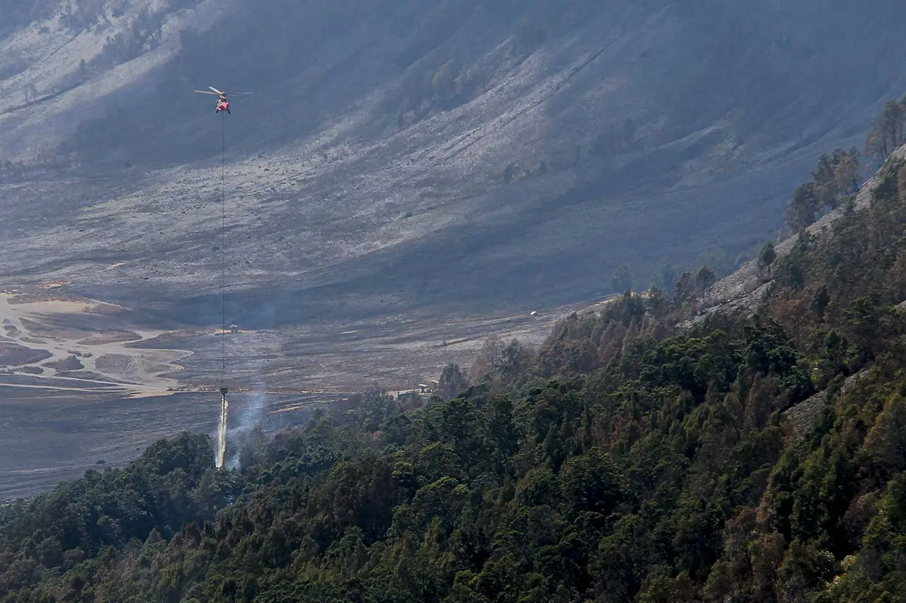 Heli Water Bombing Padamkan...
