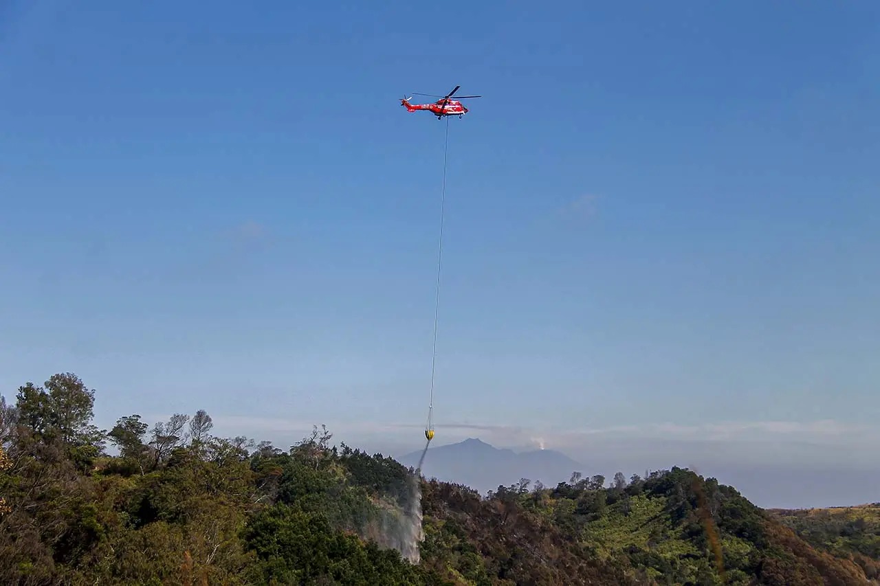Heli Water Bombing Padamkan...