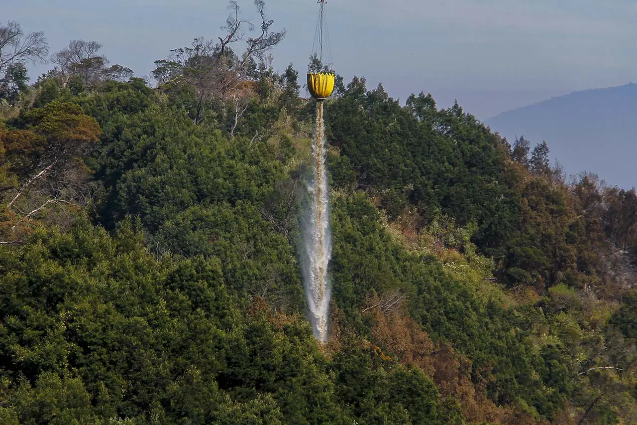Heli Water Bombing Padamkan...