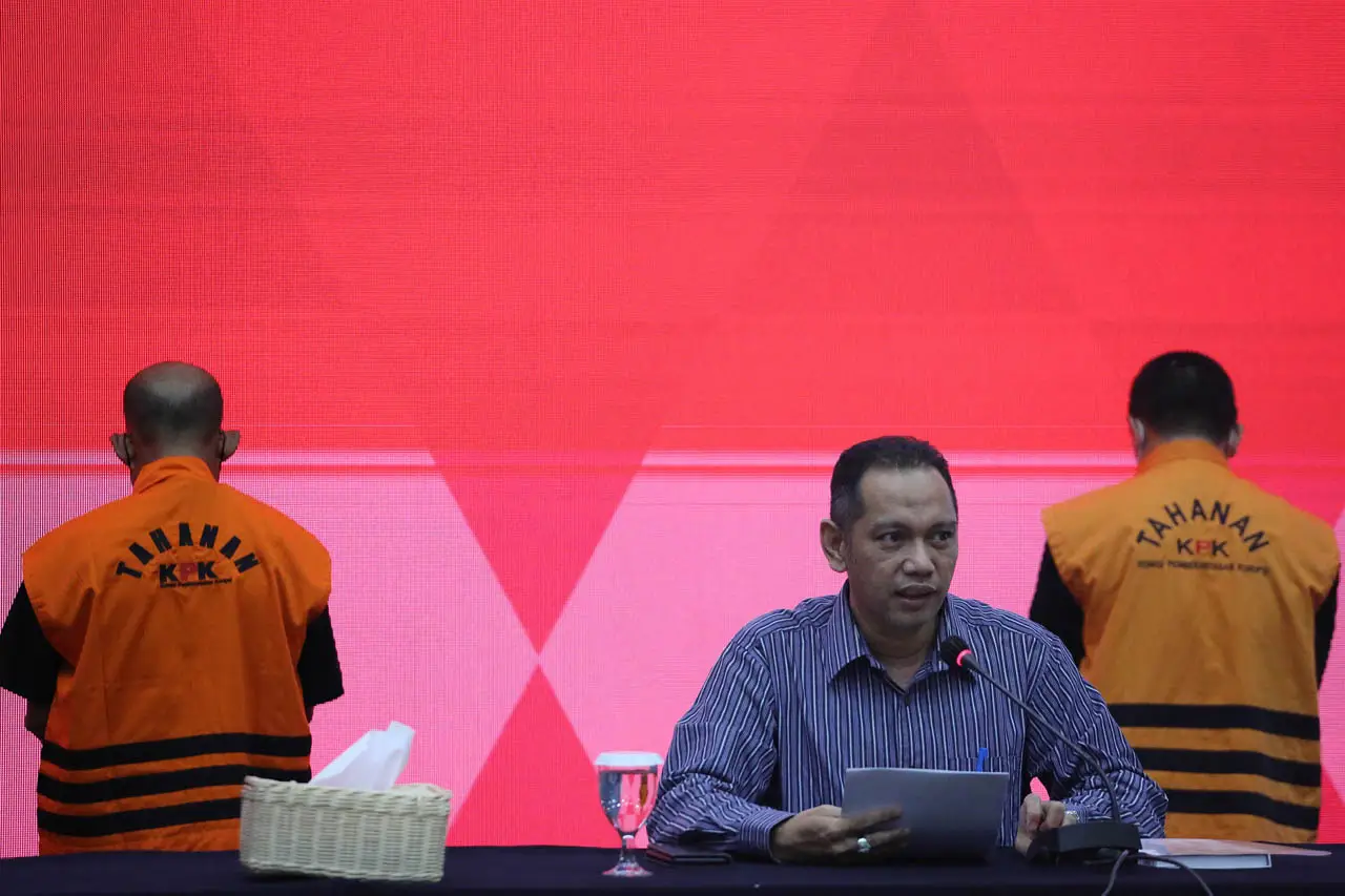 KPK Tahan 2 Tersangka...