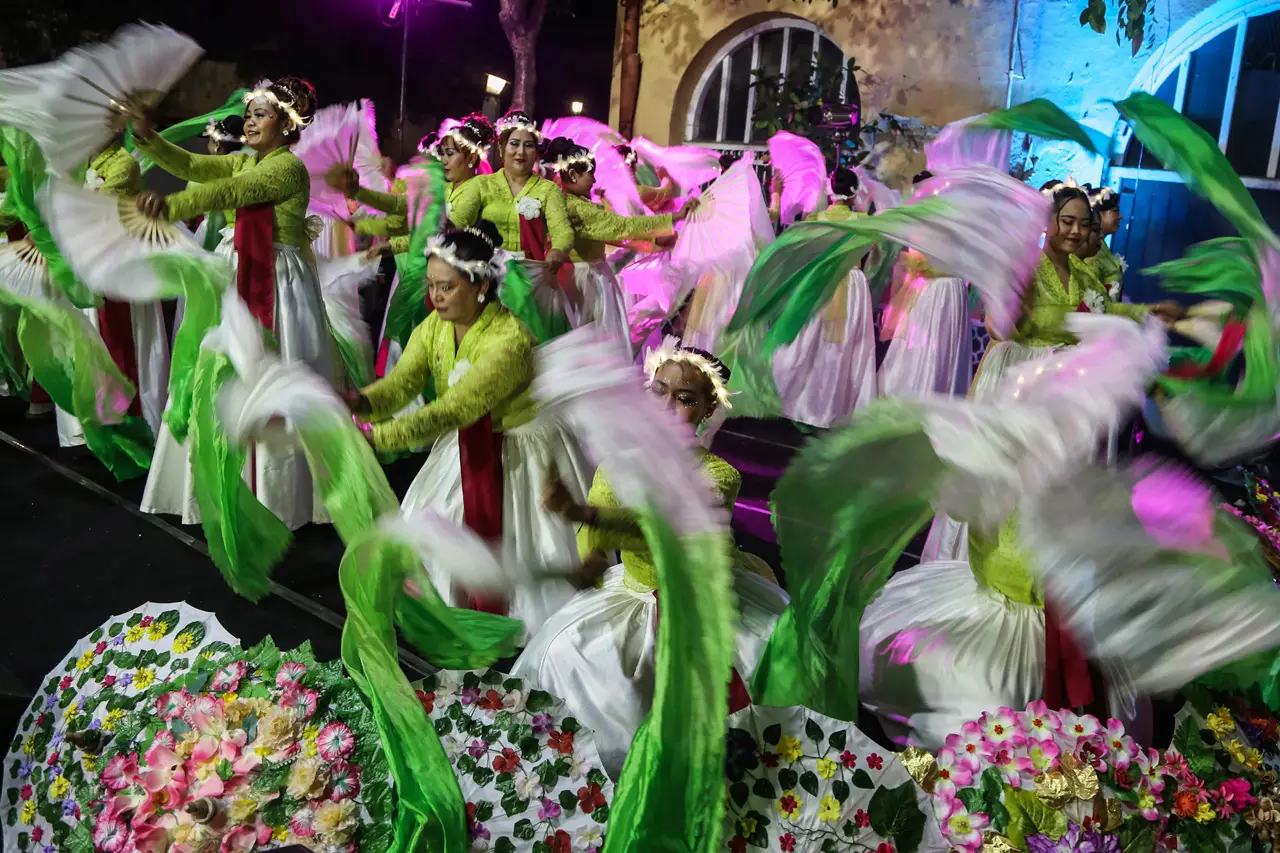 Pertunjukan Fiesta Folklore...