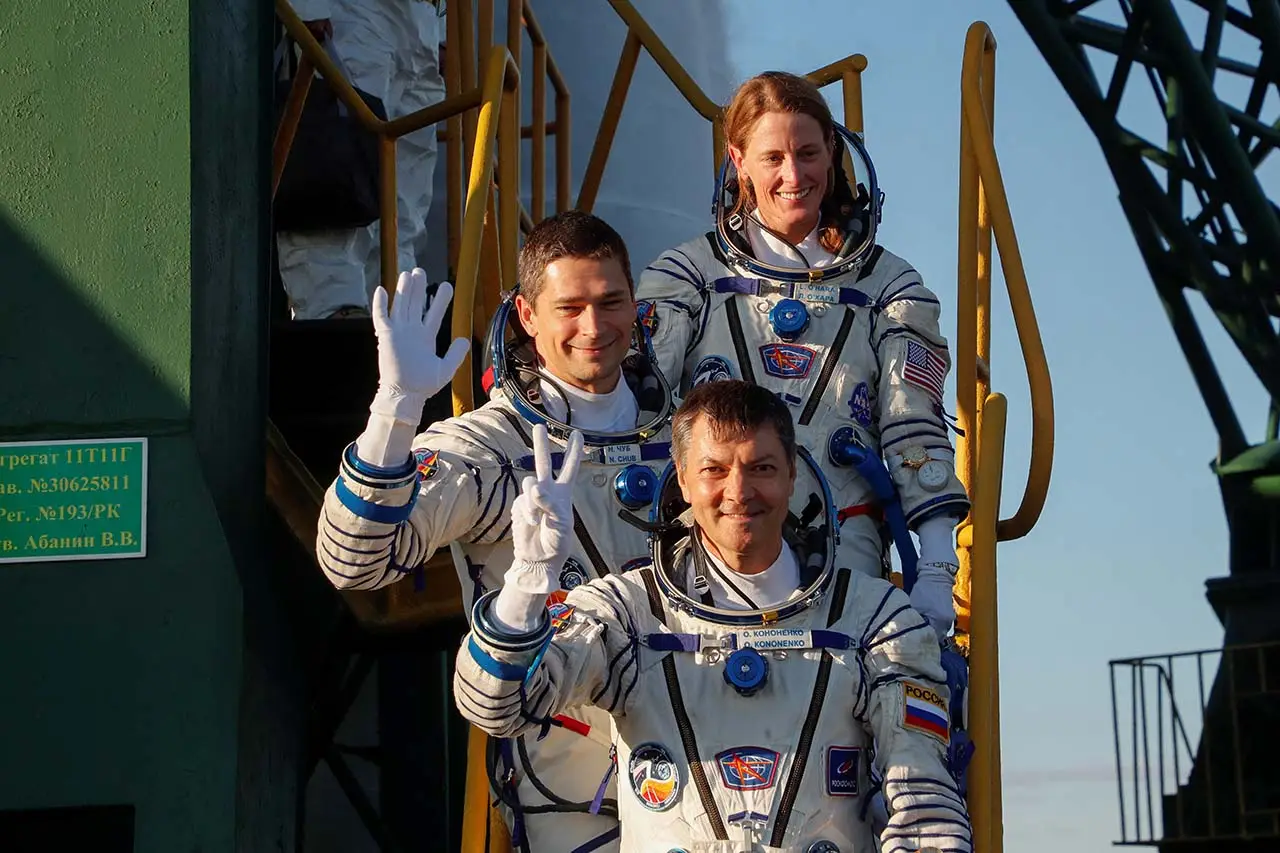 Roket Soyuz MS-24 Meluncur,...