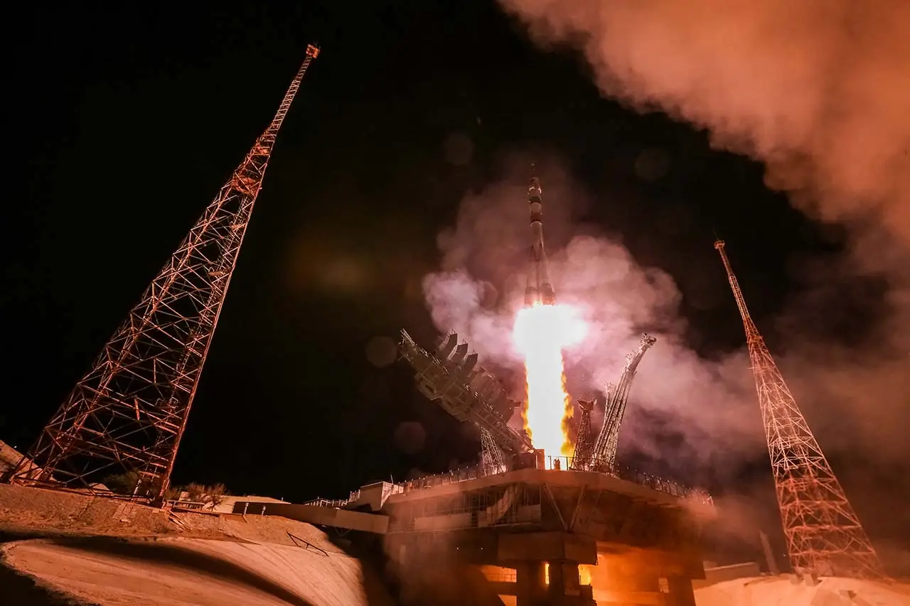 Roket Soyuz MS-24 Meluncur,...