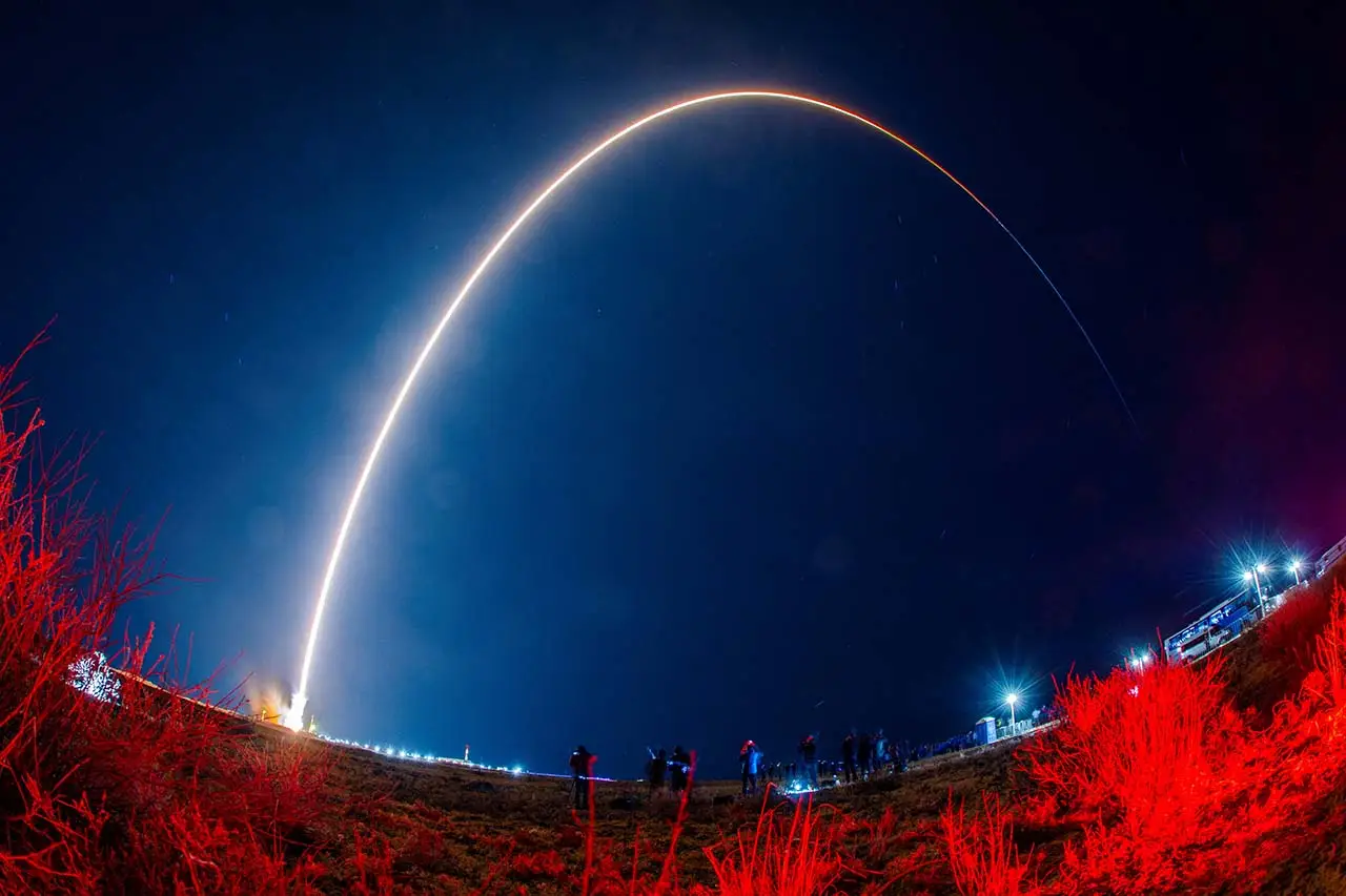 Roket Soyuz MS-24 Meluncur,...