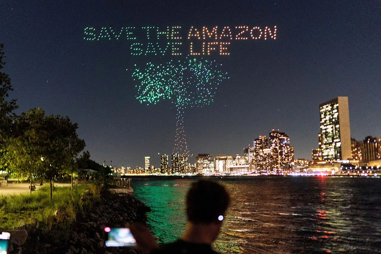 Seribu Drone Kirim Pesan...