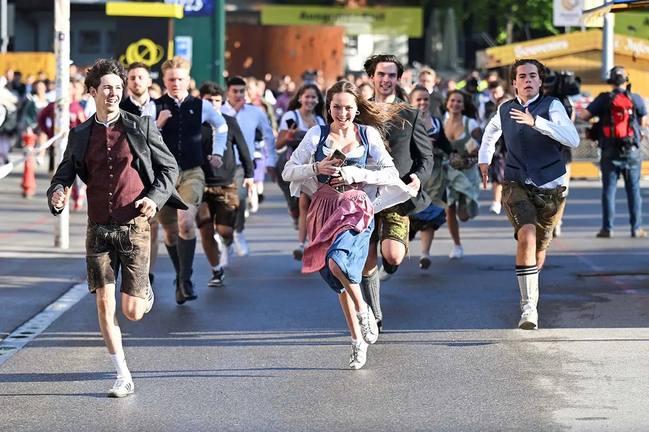 Oktoberfest ke-188 Dimulai,...