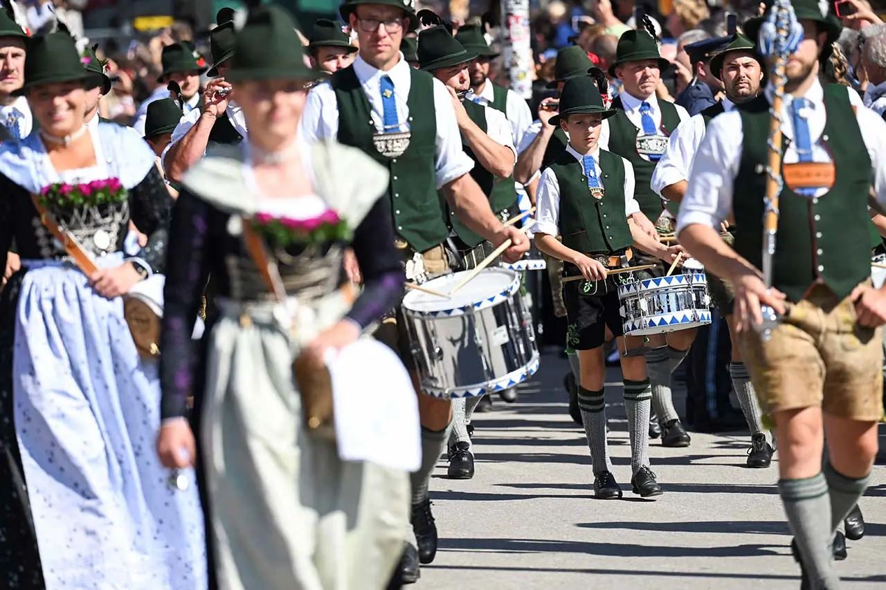 Oktoberfest ke-188 Dimulai,...
