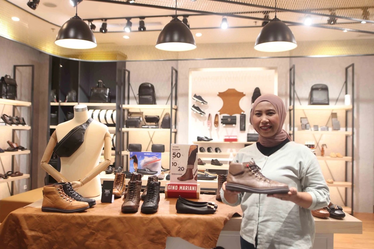 Melihat Gerai Sepatu...