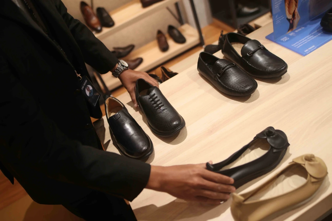 Melihat Gerai Sepatu...