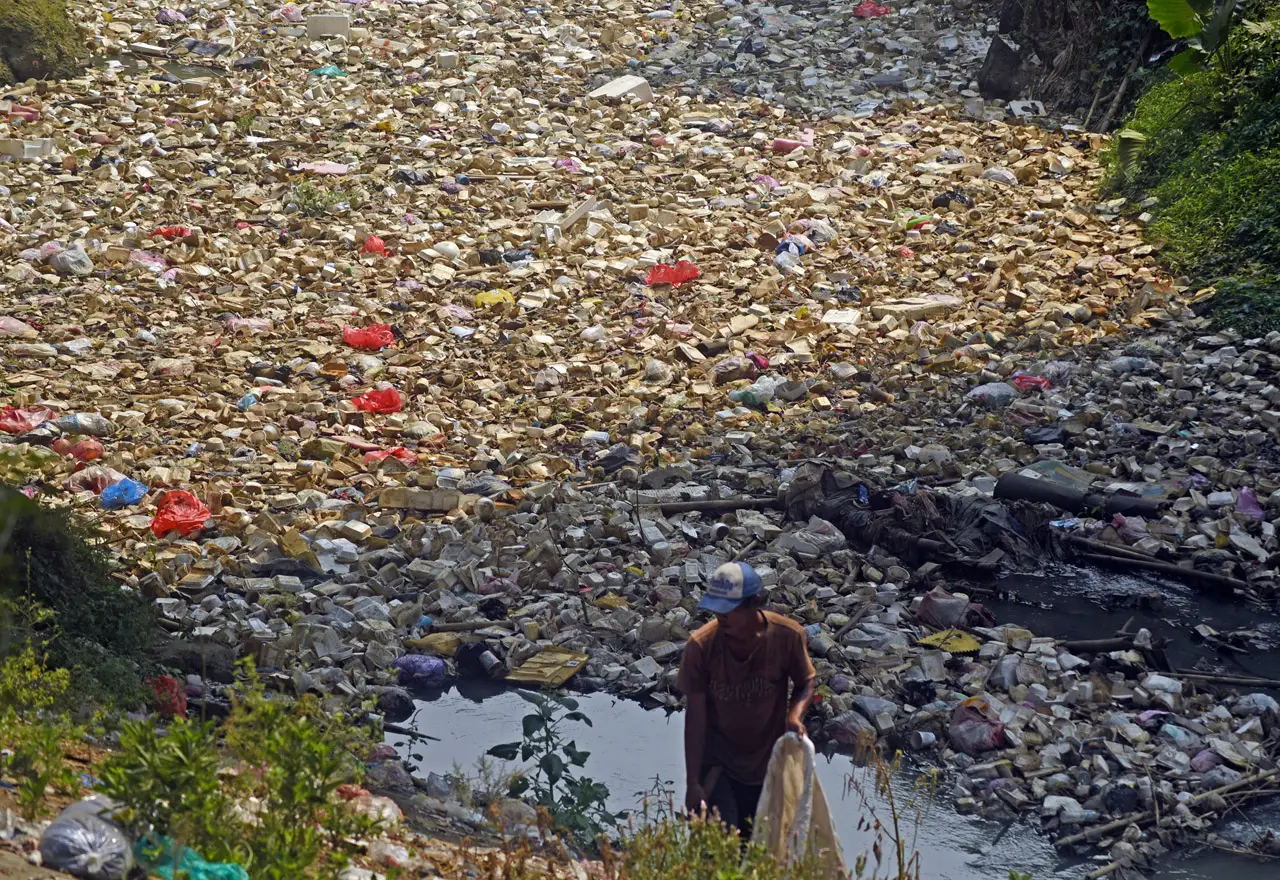 Sampah Menumpuk di Sungai...