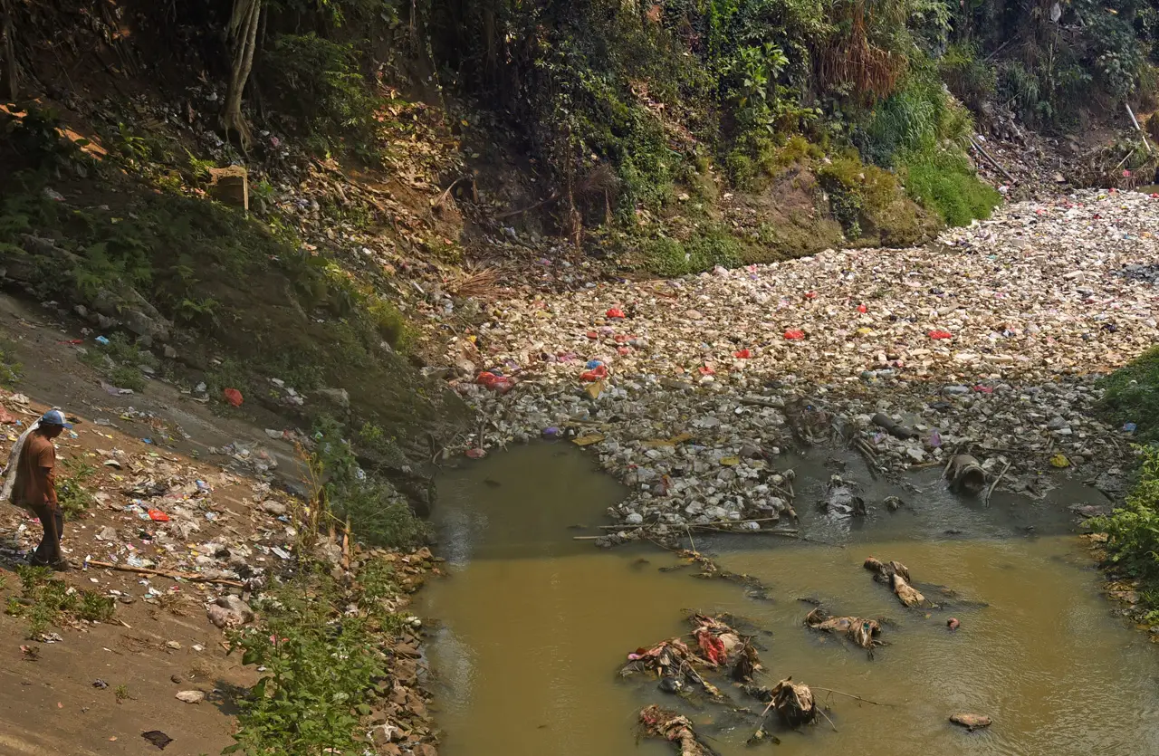 Sampah Menumpuk di Sungai...