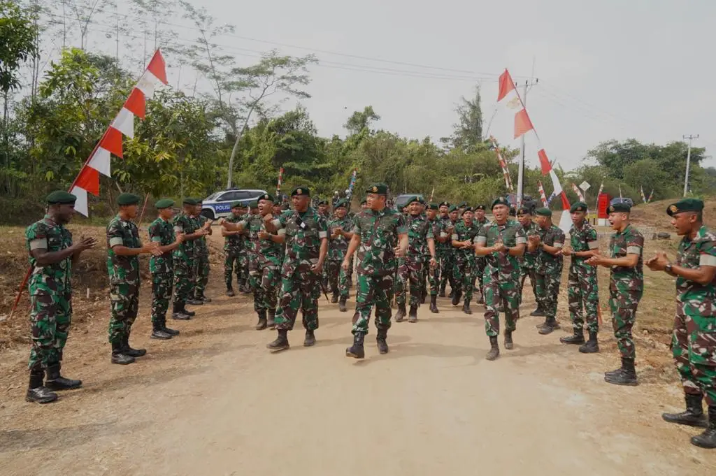Pangkostrad Resmikan...