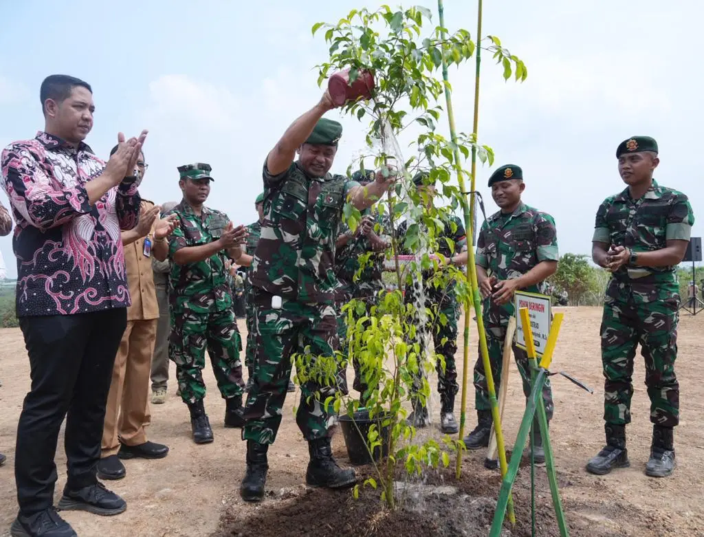 Pangkostrad Resmikan...
