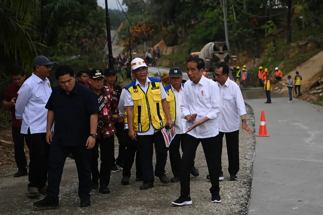 Presiden Jokowi Tinjau...