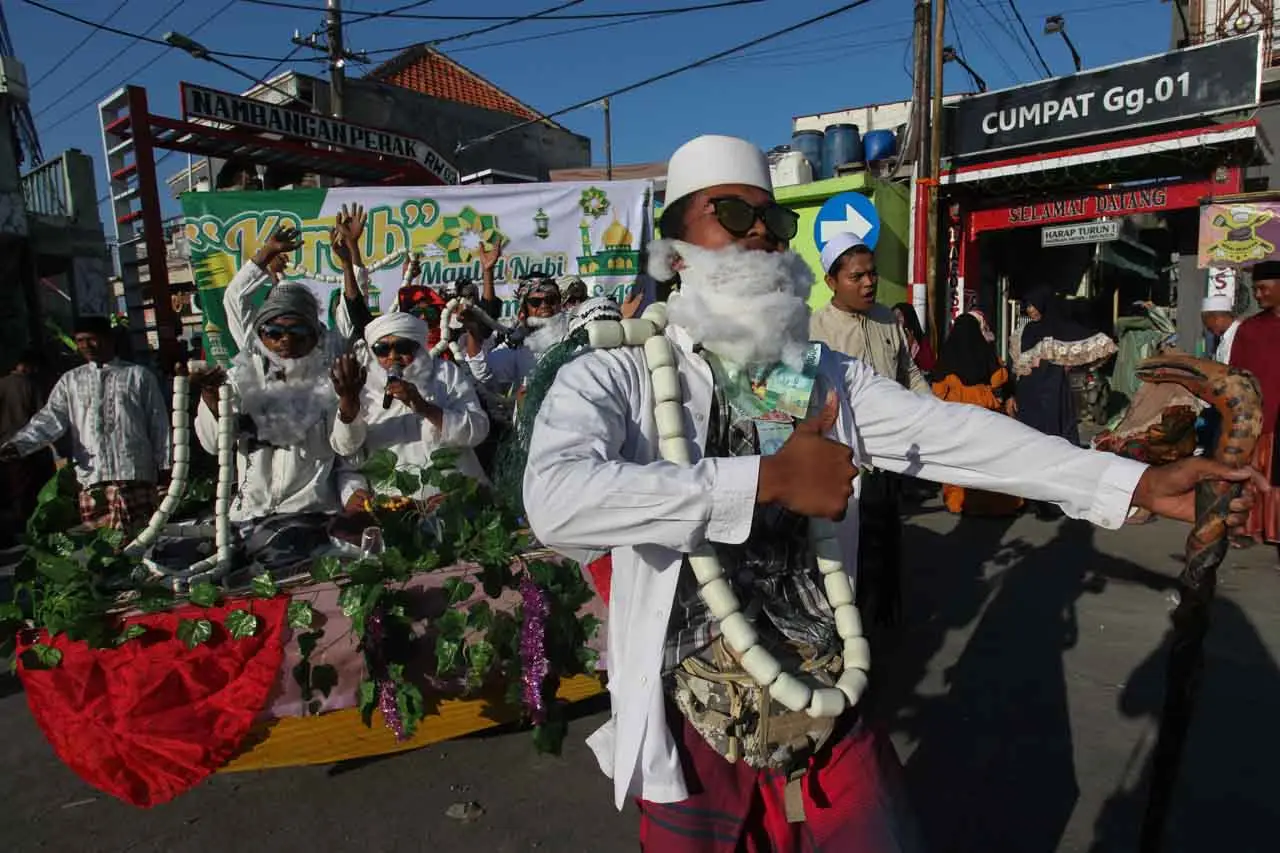 Ratusan Warga Meriahkan...