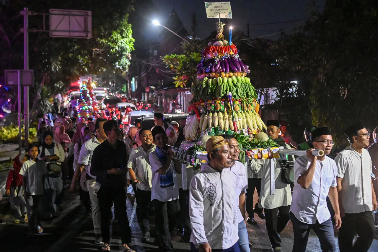 Kirab Peringatan Maulid...