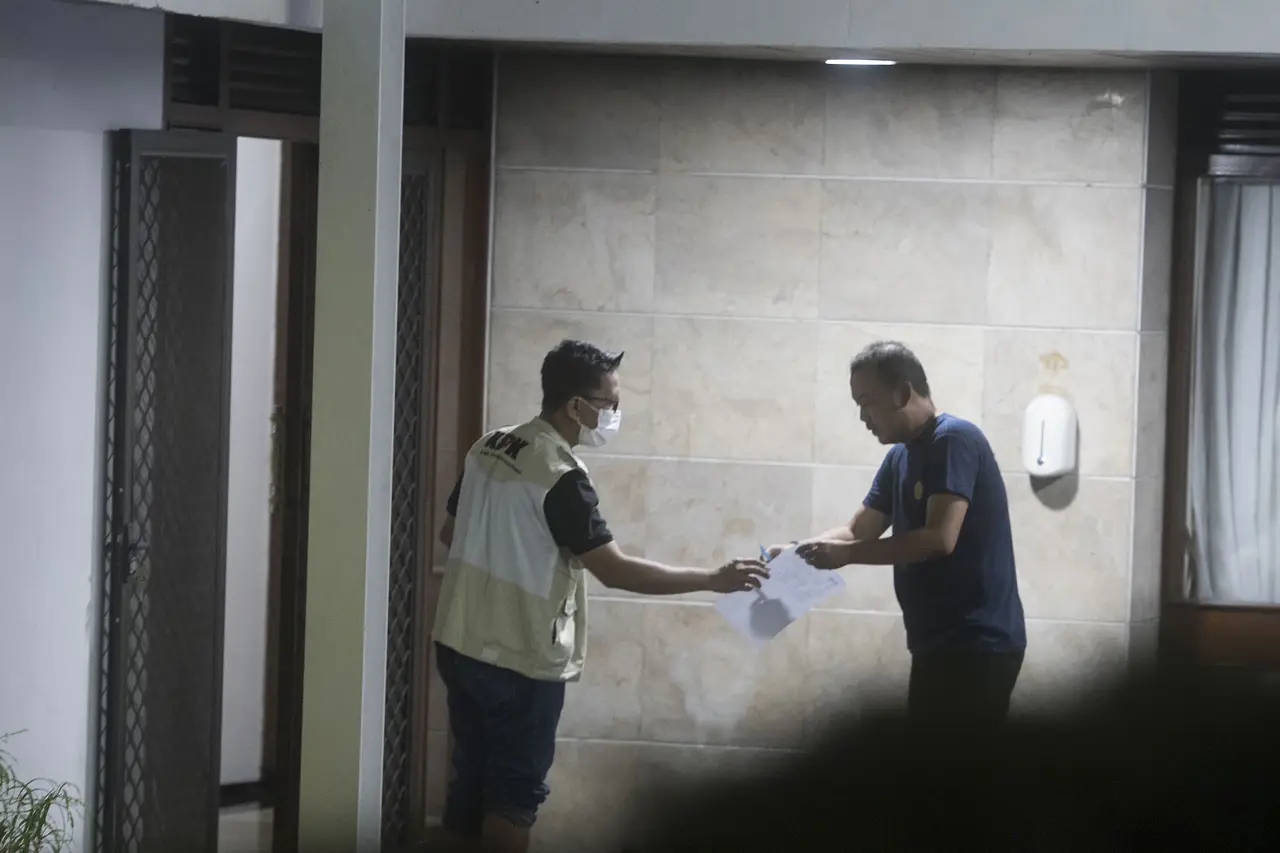 KPK Geledah Rumdin Menteri...