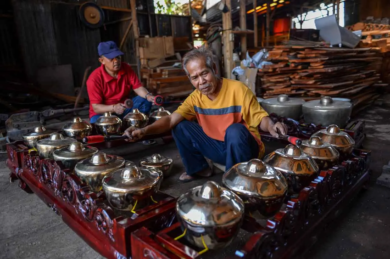Mengunjungi Rumah Produksi...