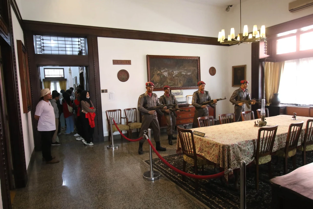 Mengunjungi Museum Jenderal...