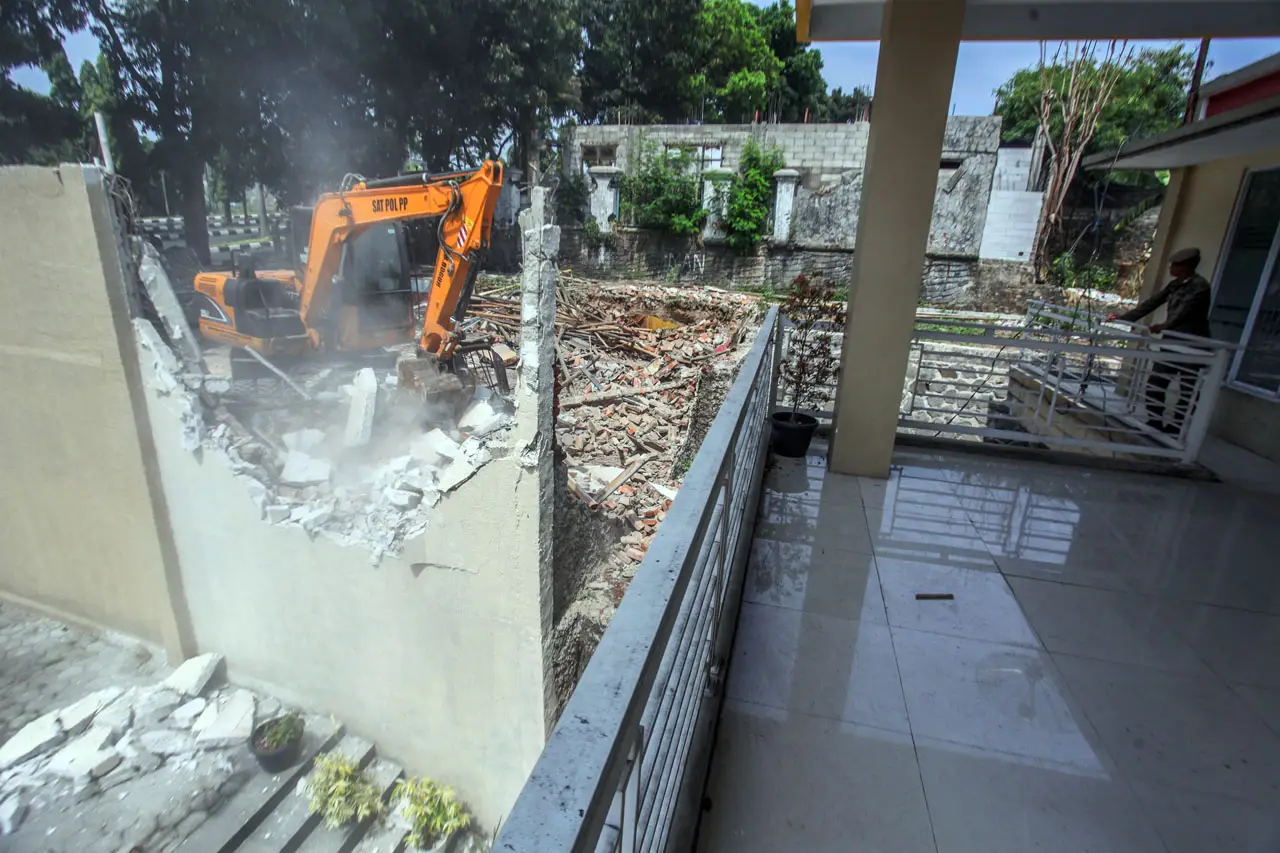 Pembongkaran Bangunan...