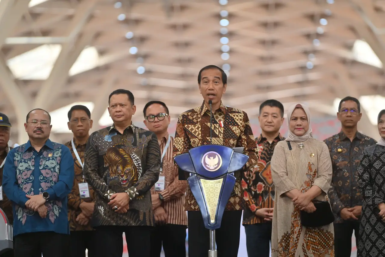 Presiden Jokowi Resmikan...