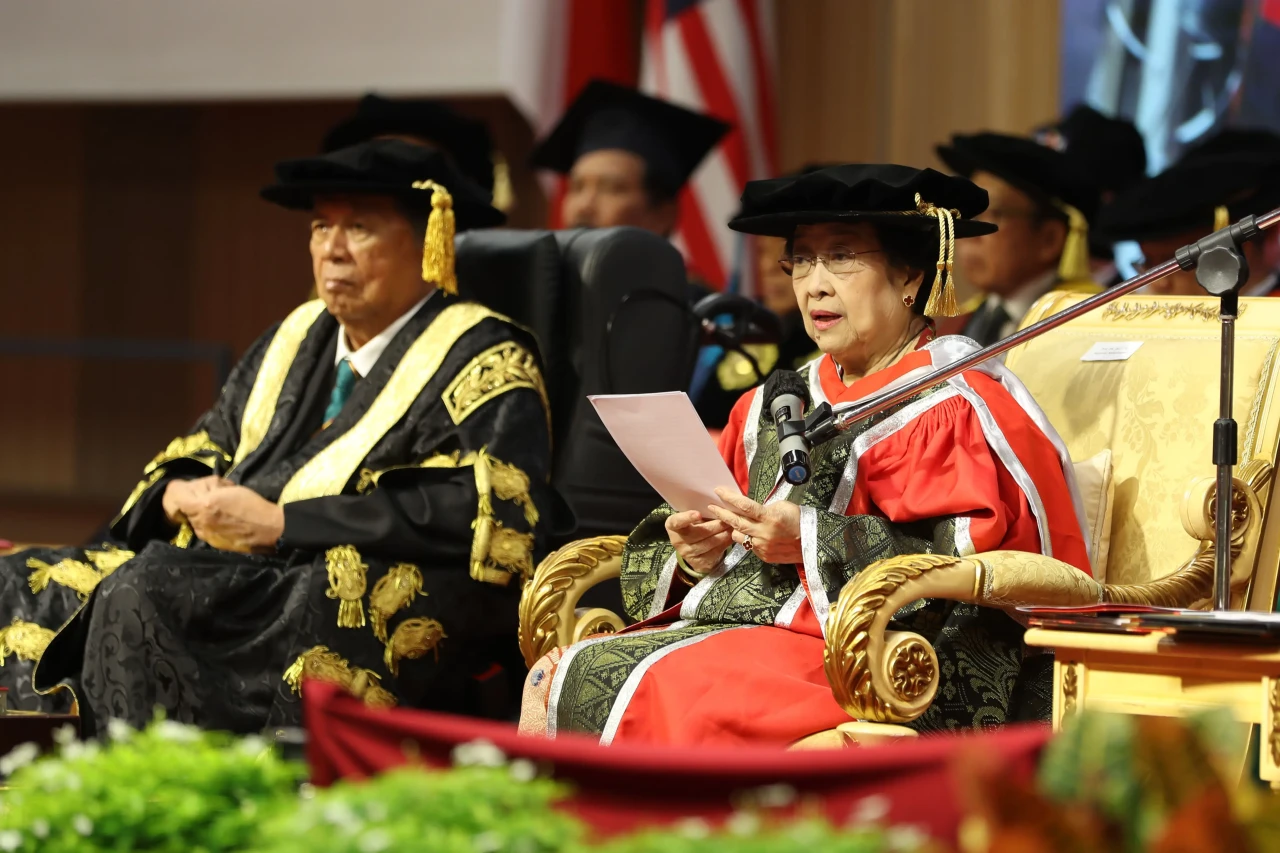 Megawati Terima Gelar...