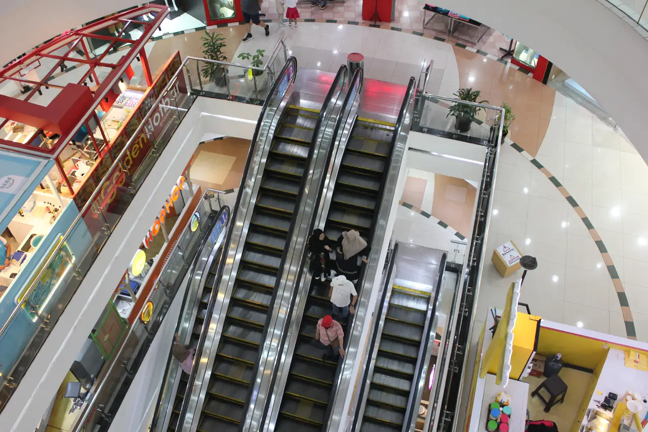 Dinyatakan Pailit, Plaza...