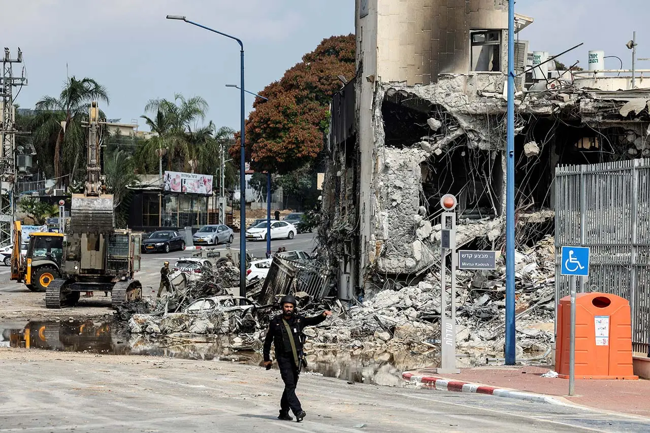 Diserbu Brigade Hamas,...