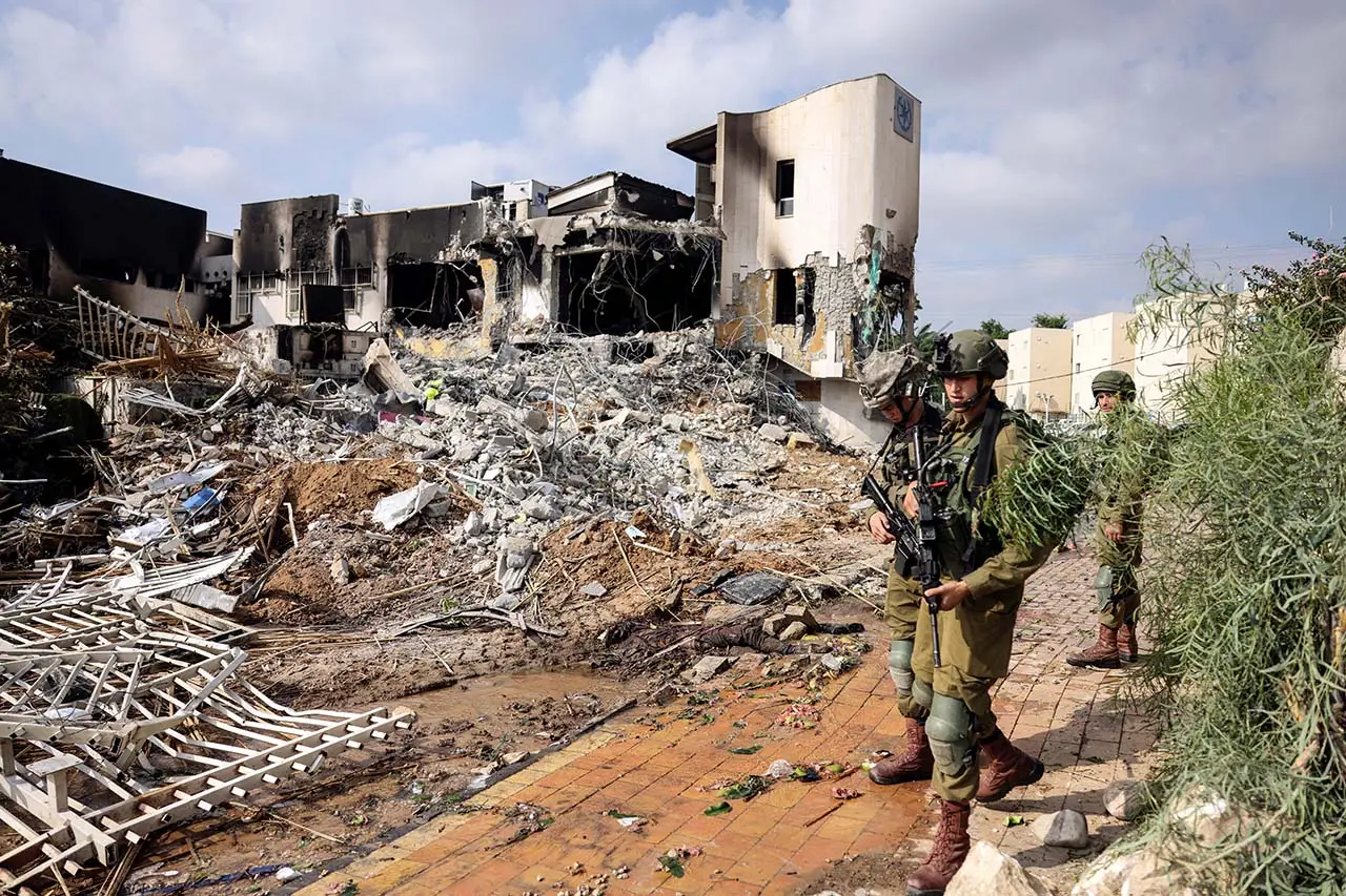 Diserbu Brigade Hamas,...