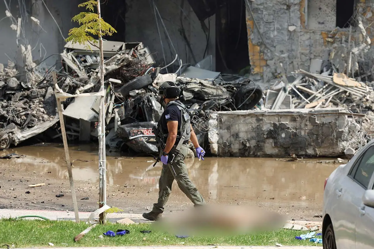 Diserbu Brigade Hamas,...