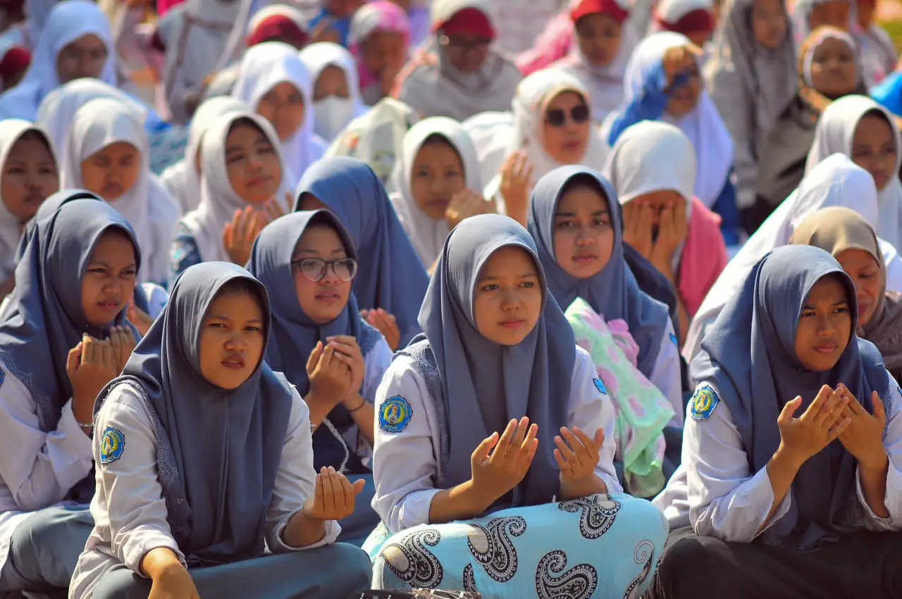 Ribuan Siswa dan Guru...