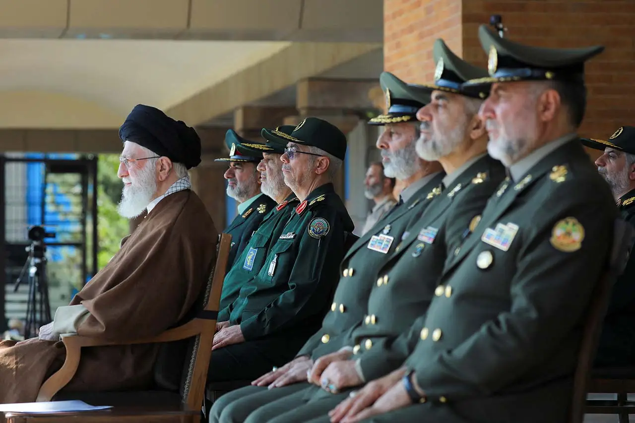 Khamenei Inspeksi Perwira...