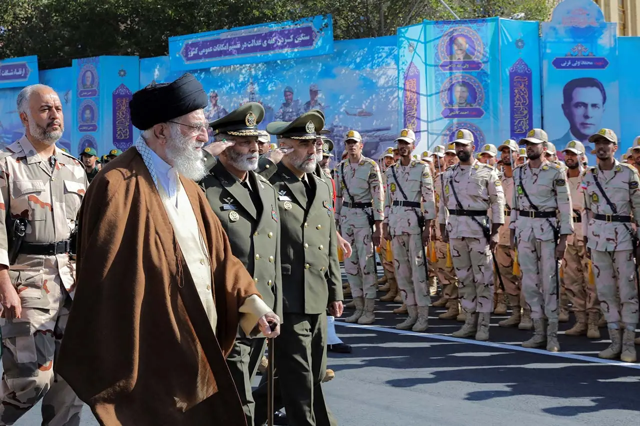Khamenei Inspeksi Perwira...