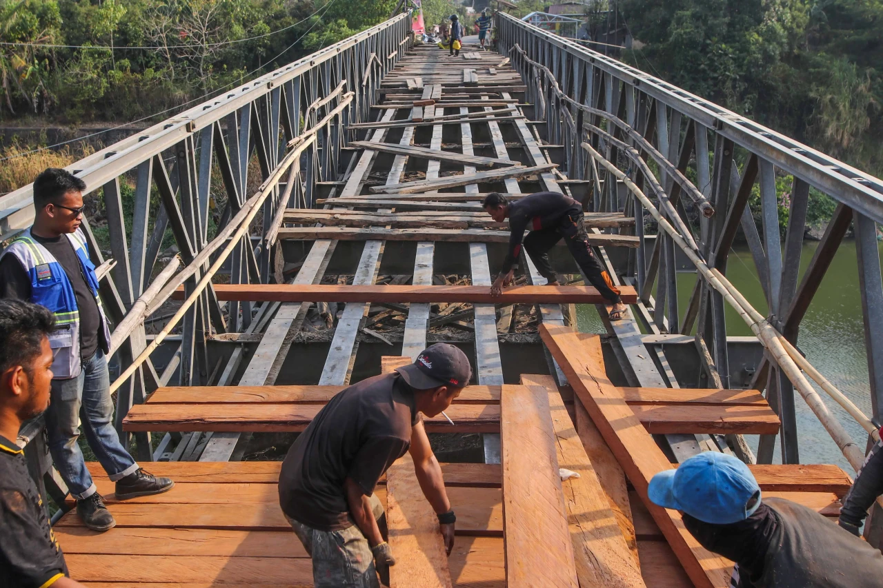 Revitalisasi Jembatan...