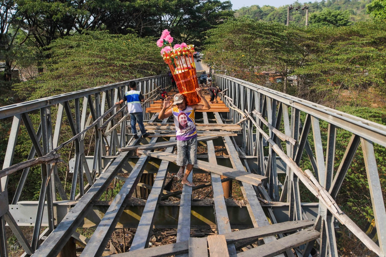 Revitalisasi Jembatan...