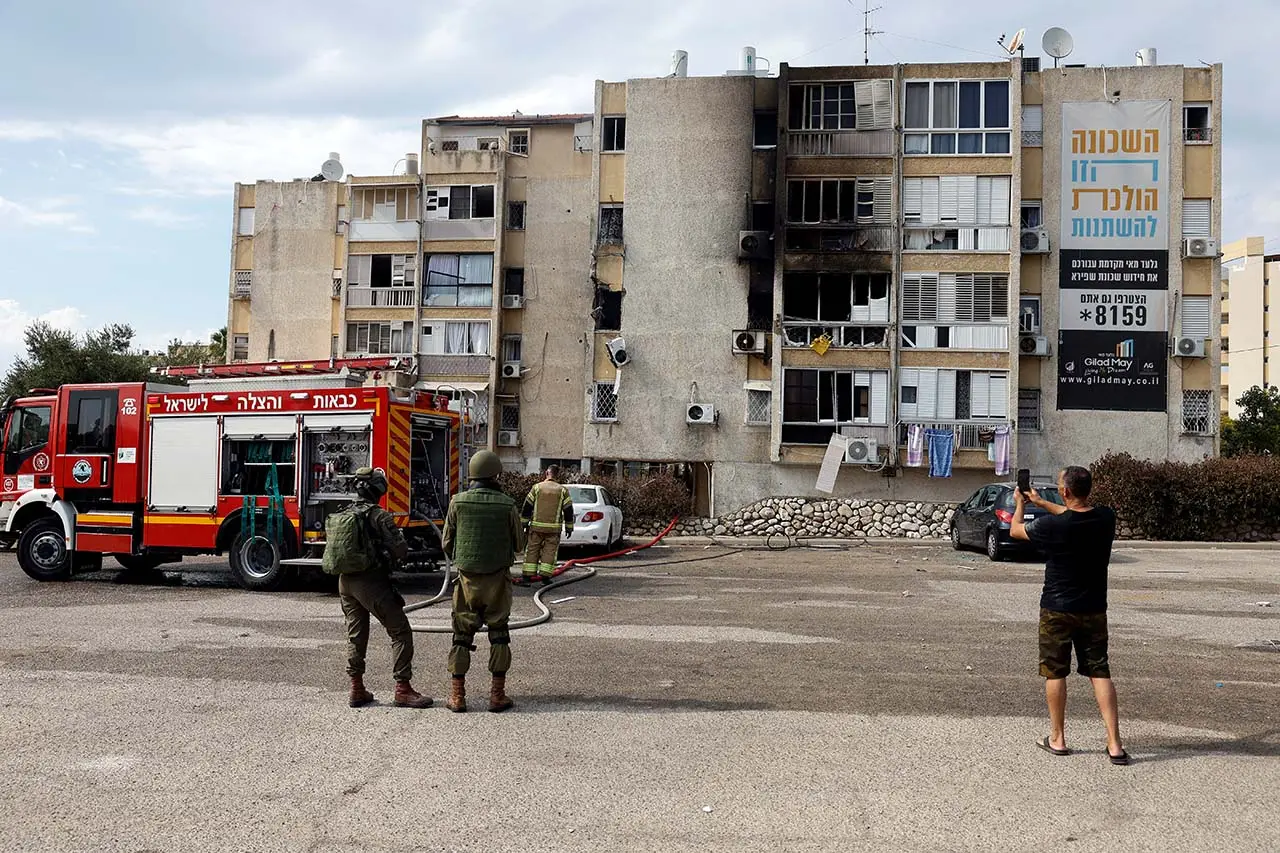 Roket Hamas Terus Tembus...