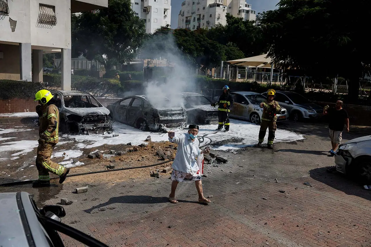 Roket Hamas Terus Tembus...