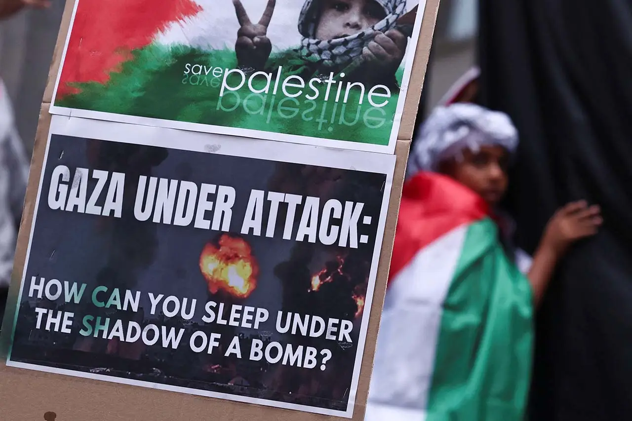 Stop Mengebom Gaza !...