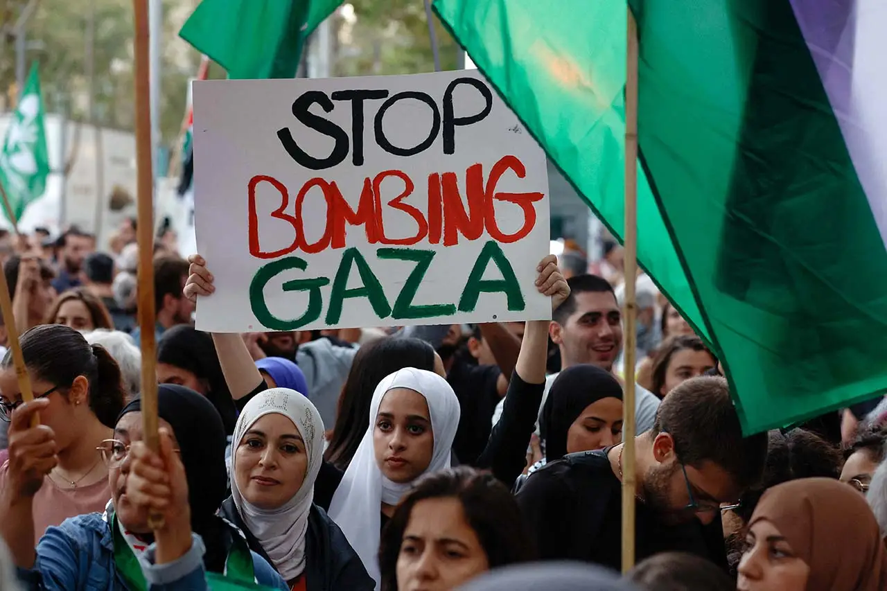 Stop Mengebom Gaza !...