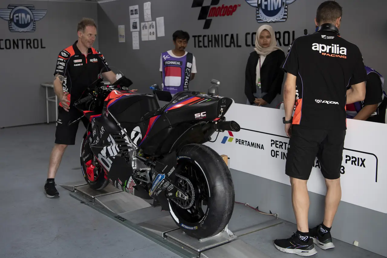Persiapan Maverick Vinales...