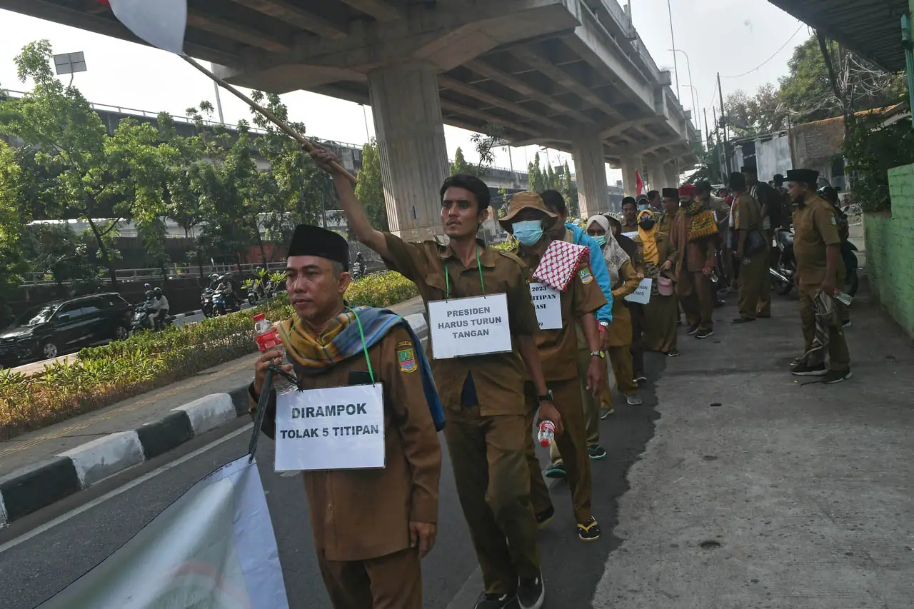 Aksi Jalan Kaki Guru...