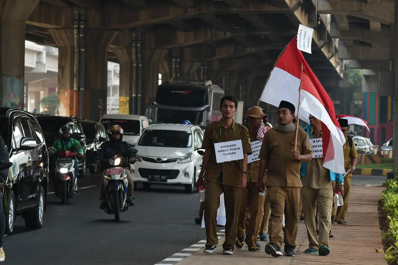 Aksi Jalan Kaki Guru...