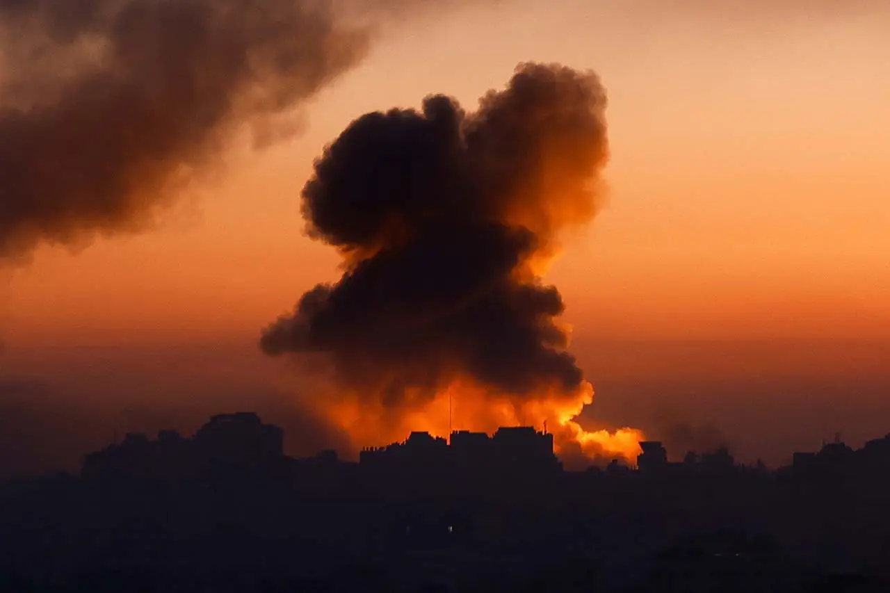 Keheningan Fajar Gaza...