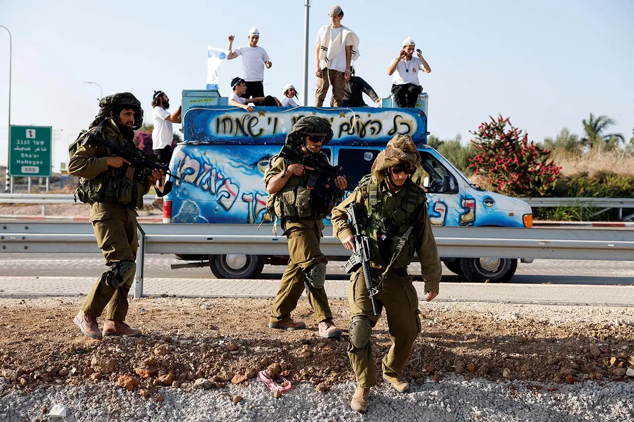 Makin Beringas, Israel...