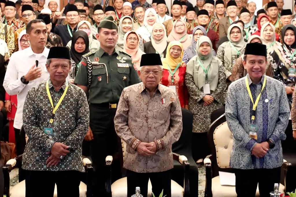 Wapres Maruf Amin Hadiri...