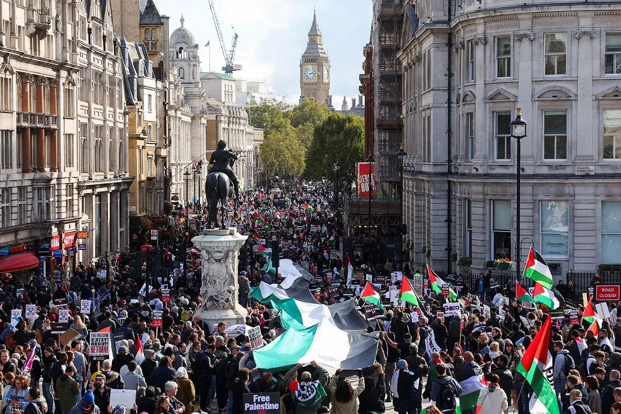 London Membara Dukung...