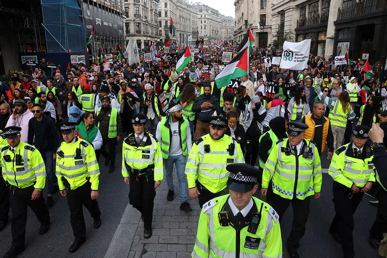 London Membara Dukung...