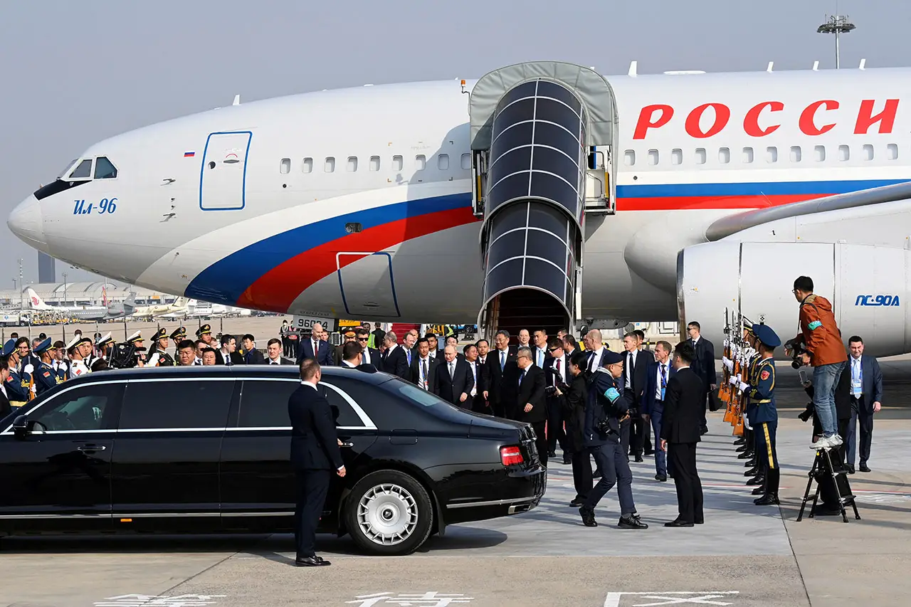 Vladimir Putin Mendarat...